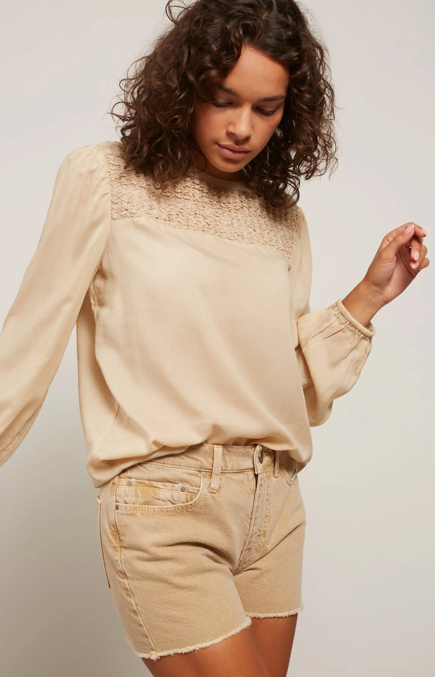 Colored denim short with high waist, pockets and zip fly