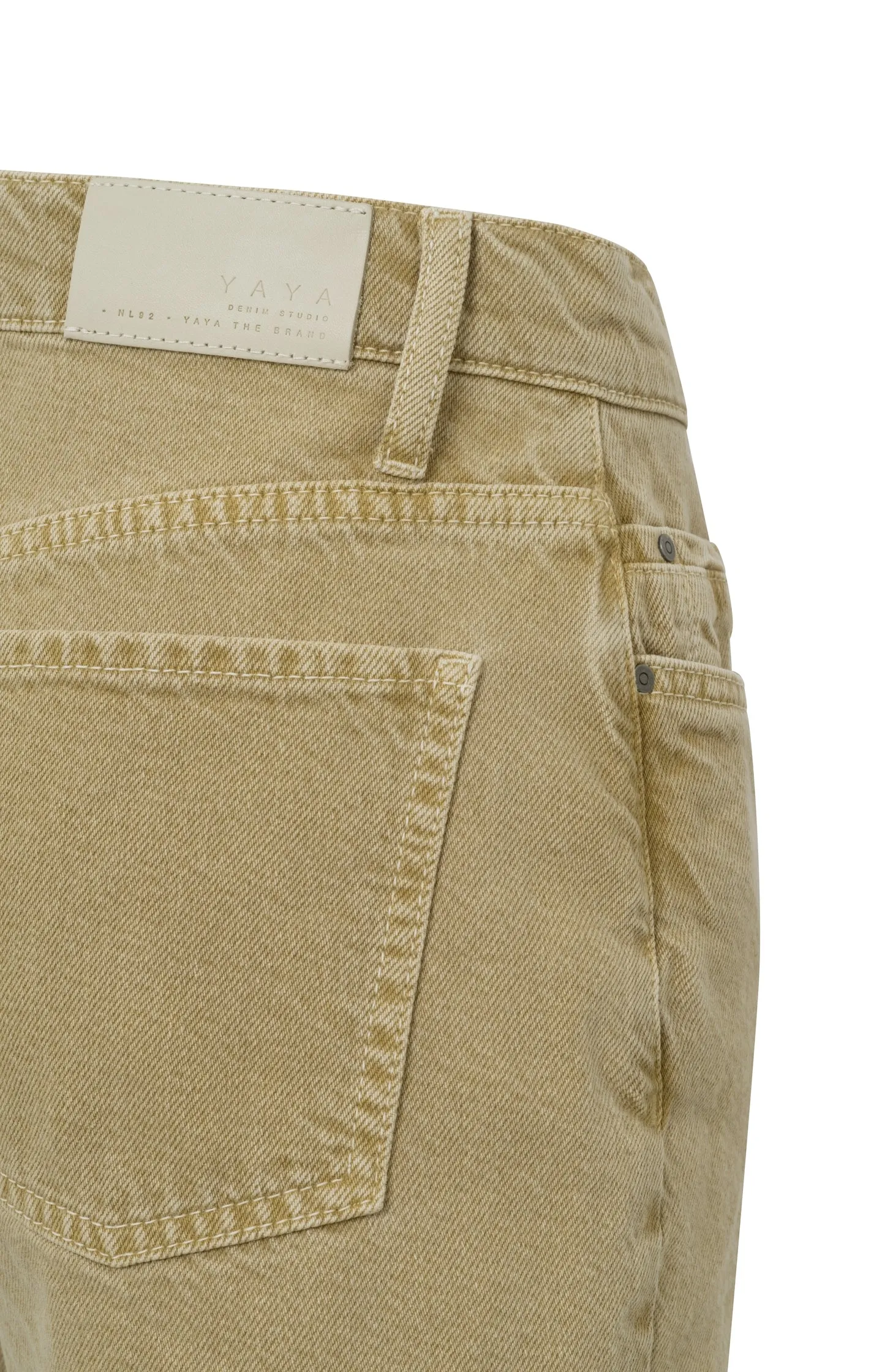 Colored denim short with high waist, pockets and zip fly
